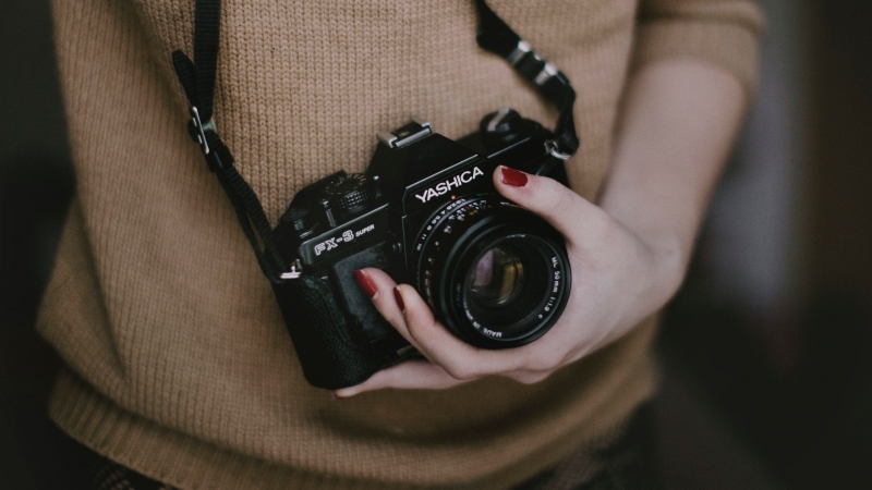 photographe-LA LONDE LES MAURES-min_woman-camera-photography-photographer-slr-dslr-319-pxhere.com